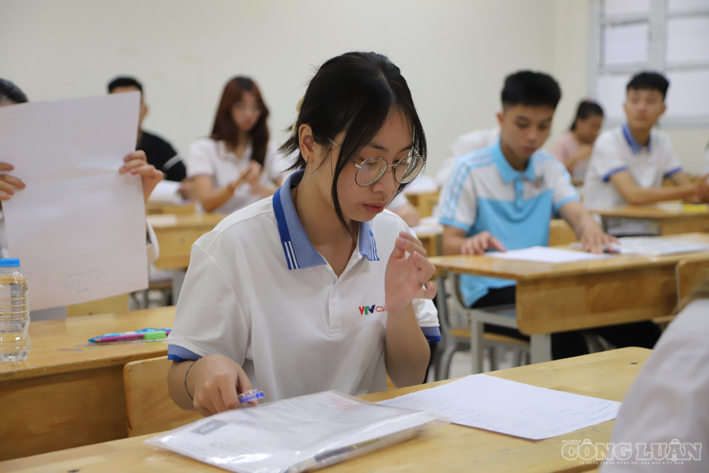 Sau đề Văn được đánh giá giàu tính thời sự, hơn 1,2 triệu thí sinh trên cả nước tiếp tục bước vào thử thách tiếp theo với môn Toán. clo_br_img-5253.jpg