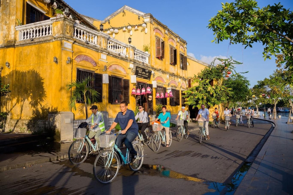 Trong thời đại số, sức hấp dẫn của một điểm đến không chỉ đến từ cảnh đẹp mà còn từ những câu chuyện chân thực, những trải nghiệm đời thường và cảm xúc mà báo chí mang tới cho công chúng. (Ảnh: wiki-travel) dap-xe-quanh-hoi-an-ivivu.jpg