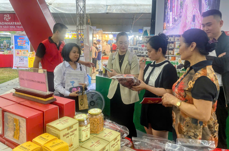 Nhiều doanh nghiệp đầu tư bài bản trong cách trưng bày, mẫu mã, chất lượng và khâu kết nối, giới thiệu những sản phẩm. Ảnh: Nguyễn Tuấn