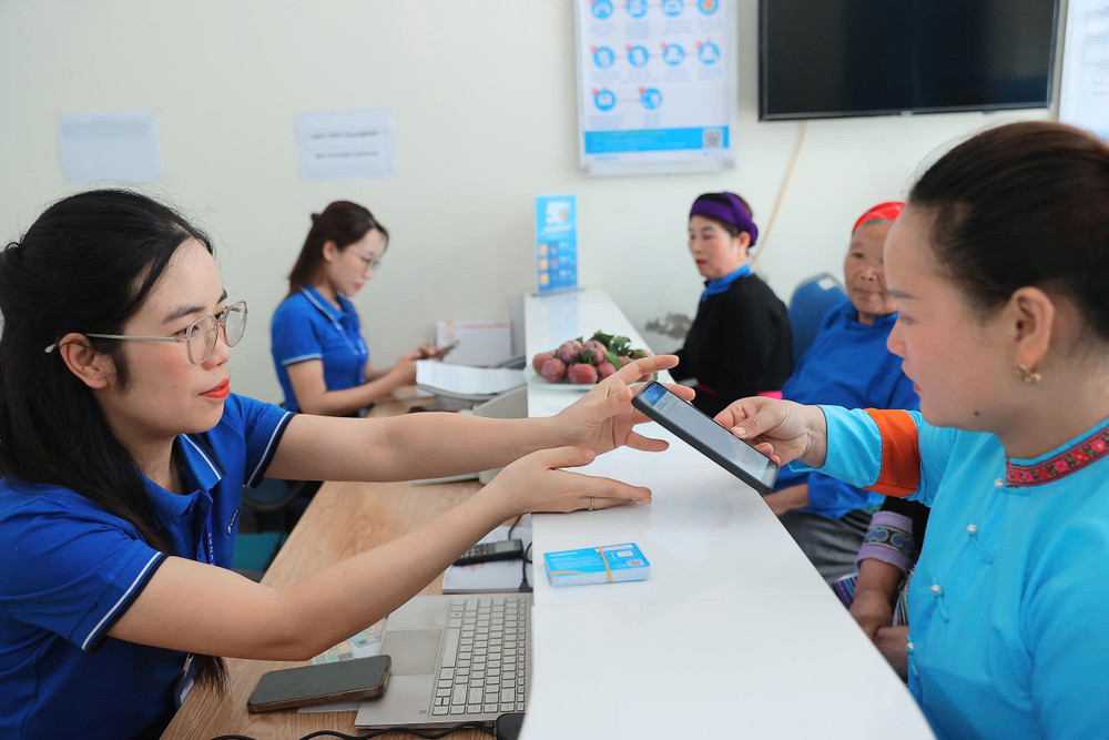 Khách hàng thực hiện xác thực thông tin thuê bao tại điểm giao dịch VinaPhone img-1786.jpg