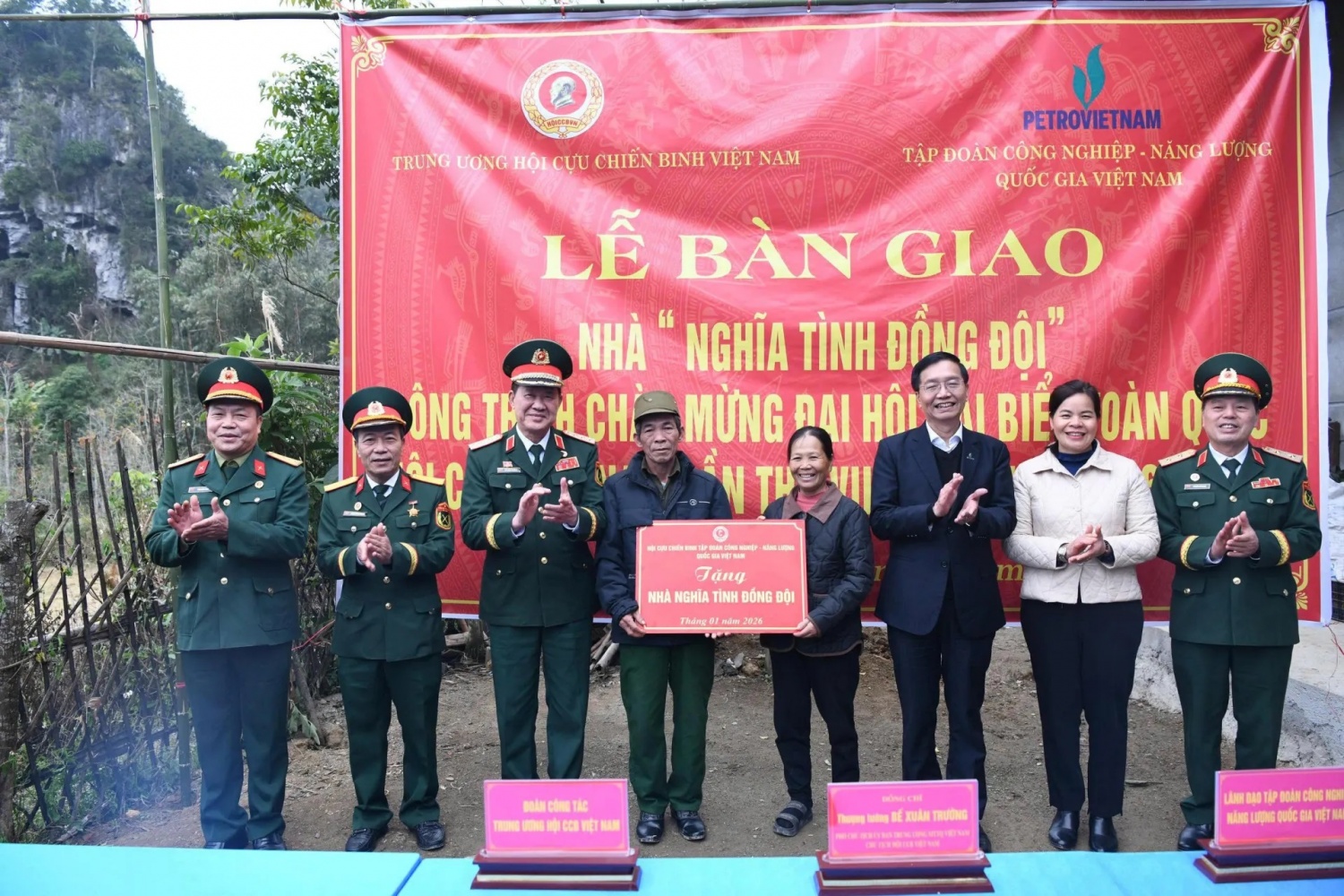 Lãnh đạo Hội CCB Việt Nam và Hội CCB Tập đoàn Công nghiệp - Năng lượng Quốc gia Việt Nam trao “Nhà tình nghĩa” cho CCB Chu Văn Phòng. Lãnh đạo Hội CCB Việt Nam và Hội CCB Tập đoàn Công nghiệp - Năng lượng Quốc gia Việt Nam trao “Nhà tình nghĩa” cho CCB Chu Văn Phòng.