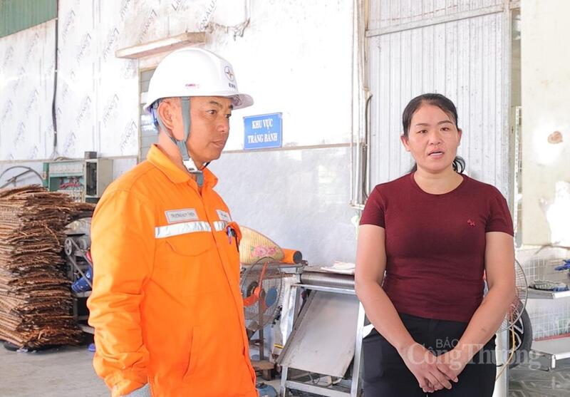 Mỗi tháng, cơ sở sản xuất sản xuất của chị Hà lãi 7-8 triệu đồng tiền điện. Ảnh: Trọng Tùng
