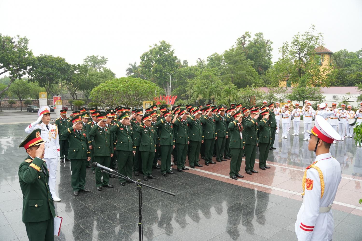 Đoàn đại biểu dự Đại hội đại biểu toàn quốc Hội CCB Việt Nam lần thứ VIII vào Lăng viếng Chủ tịch Hồ Chí Minh Đoàn đại biểu dự Đại hội đại biểu toàn quốc Hội CCB Việt Nam lần thứ VIII vào Lăng viếng Chủ tịch Hồ Chí Minh