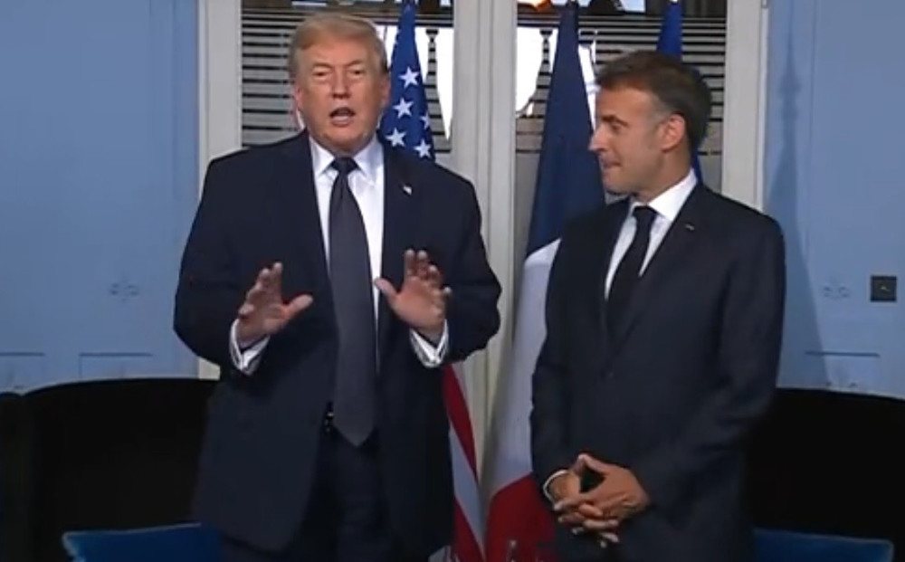 Tổng thống Pháp Emmanuel Macron (phải) và Tổng thống Mỹ Donald Trump gặp gỡ trước thềm Hội nghị thượng đỉnh G7 2026. Ảnh chụp màn hình. trump.jpg