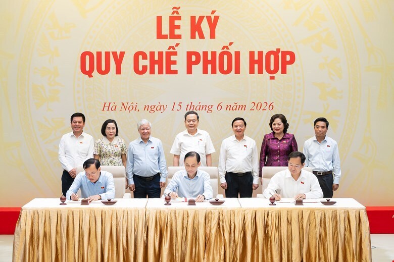 Chủ tịch Quốc hội và các đồng chí lãnh đạo Quốc hội chứng kiến Bộ Ngoại giao, Ủy ban Quốc phòng, An ninh và Đối ngoại của Quốc hội, Văn phòng Quốc hội ký Quy chế phối hợp trong tổ chức các hoạt động đối ngoại của Quốc hội. Ảnh: Quochoi.vn