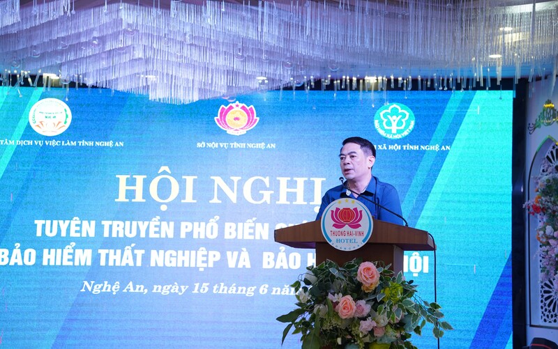 Ông Trần Tuấn Tú, Trưởng phòng Bảo hiểm thất nghiệp - Cục Việc làm - Bộ Nội vụ trao đổi, phổ biến về chính sách BHTN và BHXH. Ảnh: Mai Liễu