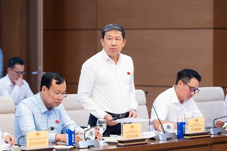 Phó Chủ nhiệm Thường trực Ủy ban Quốc phòng, An ninh và Đối ngoại Vũ Hải Hà phát biểu tại cuộc làm việc. Ảnh:Quochoi.vn