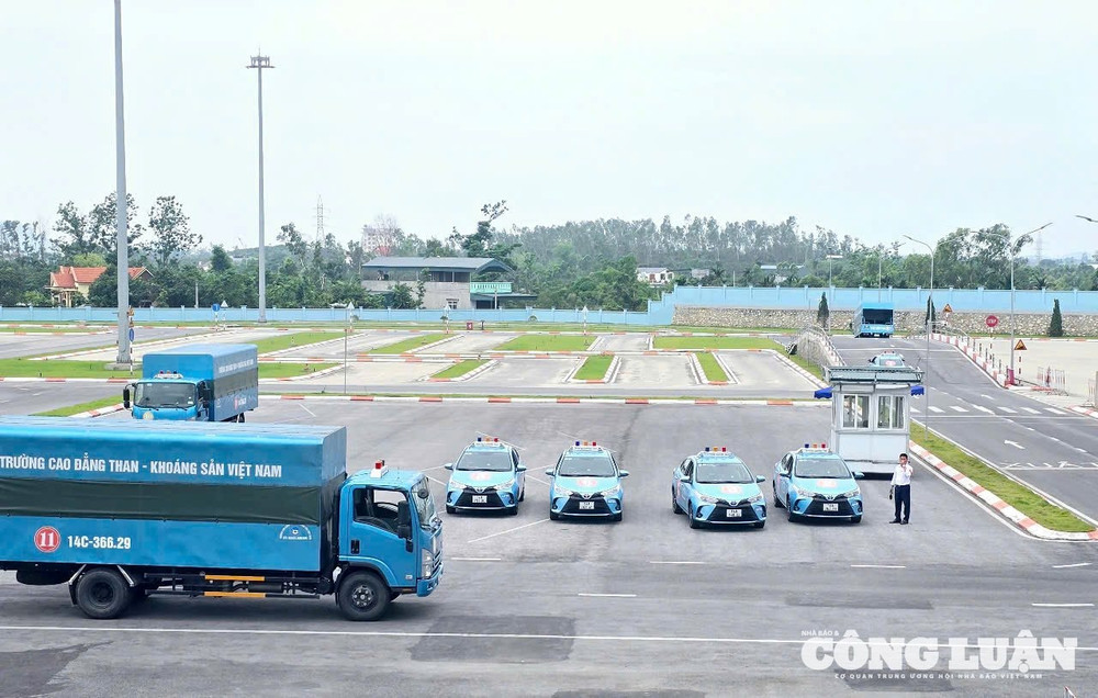 Học viên thực hiện bài thi trên sân sát hạch lái xe của Nhà trường. anh-1-ky-sat-hach-lai-xe-truong-cao-dang-tkv.jpg