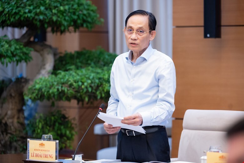 Bộ trưởng Bộ Ngoại giao Lê Hoài Trung phát biểu tại buổi làm việc. Ảnh: Quochoi.vn