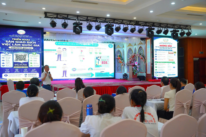 Đại diện BHXH tỉnh Nghệ An trao đổi, hướng dẫn các điểm mới của chính sách BHTN, BHXH và giải đáp về một số vướng mắc thường gặp tại các doanh nghiệp. Ảnh: Mai Liễu