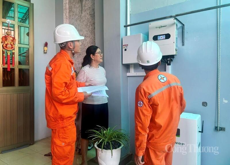 Công ty Điện lực TP. Cần Thơ đến từng hộ gia đình đã lắp điện mặt trời mái nhà để hướng dẫn sử dụng điện hiệu quả, an toàn. Ảnh: An Duy.