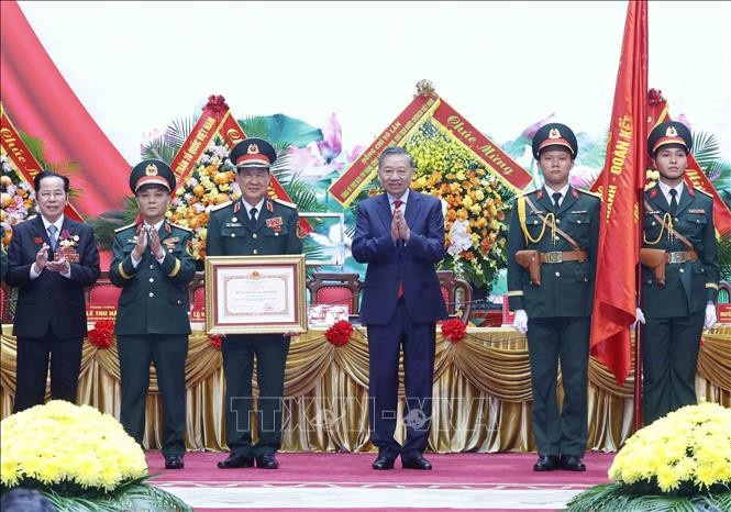 Tổng Bí thư, Chủ tịch nước Tô Lâm trao Huân chương Hồ Chí Minh tặng Hội Cựu chiến binh Việt Nam. Ảnh: Thống Nhất/TTXVN.