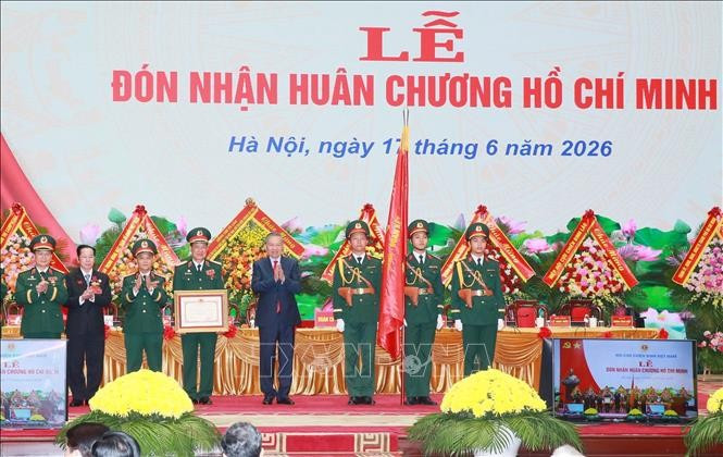 Tổng Bí thư, Chủ tịch nước Tô Lâm trao Huân chương Hồ Chí Minh tặng Hội Cựu chiến binh Việt Nam. Ảnh: Thống Nhất/TTXVN.