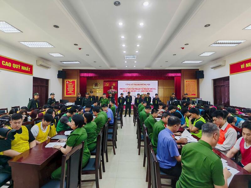 Cơ quan Công an làm việc với các trường hợp liên quan. Ảnh: Công an TP Hà Nội