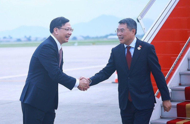 Phó Chủ nhiệm Văn phòng Chính phủ Phạm Mạnh Cường đón Thủ tướng Lê Minh Hưng tại sân bay Nội Bài - Ảnh: VGP