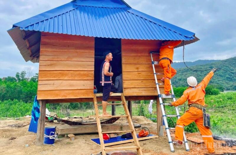 Ánh điện không chỉ thắp sáng các ngôi nhà mà còn mở ra cơ hội phát triển kinh tế và nâng cao đời sống cho người dân nơi đây. Ảnh: Hiền Mai