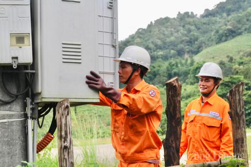 Công nhân điện lực hỗ trợ kiểm tra đường điện. Ảnh: Hiền Mai