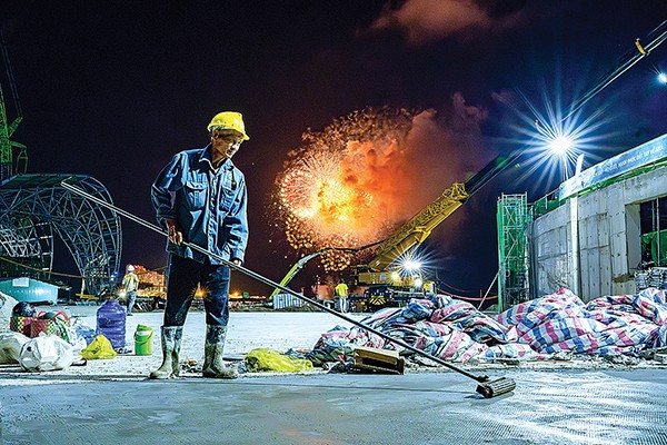 Khi ánh sáng từ những giàn đèn cao áp rực sáng xuyên đêm trên công trường, đó cũng là lúc khát vọng về một tương lai thịnh vượng được thắp sáng. Ánh sáng từ công trường hôm nay chính là tiền đề để thắp lên một “Thành phố ánh sáng” rực rỡ mai sau. Giữa nhịp độ thi công thần tốc, Phú Quốc đang chuyển mình, thay đổi diện mạo từng ngày, sẵn sàng ghi dấu ấn lịch sử tại APEC 2027. cong-nhan-tap-nap-thi-cong-rgb.jpg