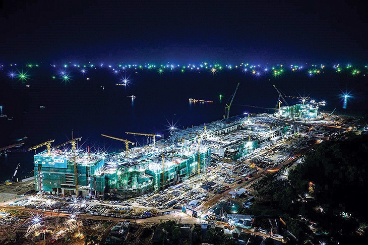 Tại Trung tâm Hội nghị và Triển lãm APEC - “trái tim” của tổ hợp APEC, không khí thi công diễn ra vô cùng khẩn trương. Hệ mái thép nhịp 81m kỳ vĩ dần lộ diện khung xương vững chãi. Sau khoảng 10 tháng thi công, đến nay, tổ hợp này đã hoàn thành hơn 90% kết cấu bê tông cốt thép. trung-tan-hoi-nghi-trien-lam-rgb.jpg