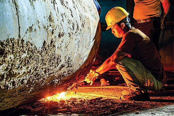 Hàng nghìn kỹ sư, công nhân cùng dàn máy móc vận hành liên tục theo nhịp “3 ca 4 kíp”, các nguồn lực được huy động tối đa, tiến độ được giám sát từng giờ nhằm đưa các công trình cán đích đúng hẹn. cong-nhan-tap-nap-thi-cong1-rgb.jpg
