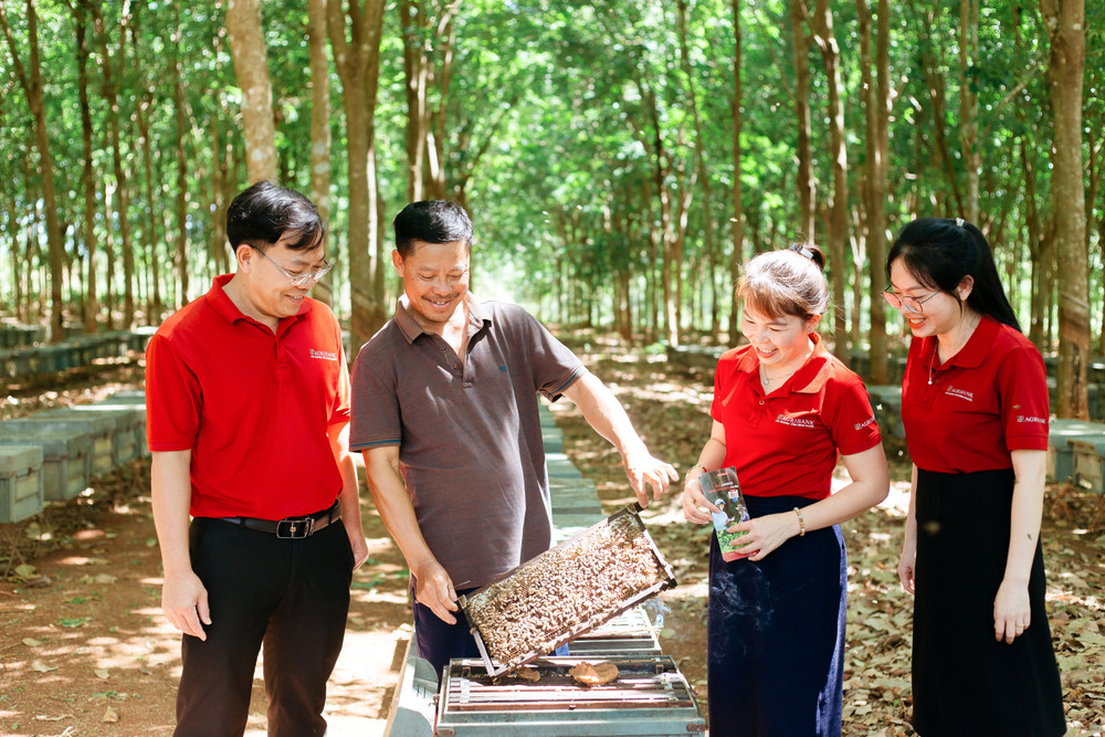 Mô hình cho vay qua Tổ đang được triển khai tại 105 Chi nhánh Agribank tại 34 tỉnh, thành phố với gần 1 triệu thành viên tham gia, dẫn vốn trực tiếp đến từng hộ gia đình, giúp nhiều người dân khu vực nông thôn phát triển kinh tế, thay đổi cuộc sống, phát huy hiệu quả kép trong dòng chảy kinh tế nông thôn 1000049128.jpg