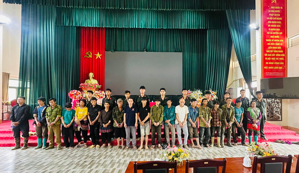 Các đối tượng được đưa về trụ sở để tiếp tục điều tra, xử lý theo quy định của pháp luật. Ảnh: Công an Lào Cai lc.jpg
