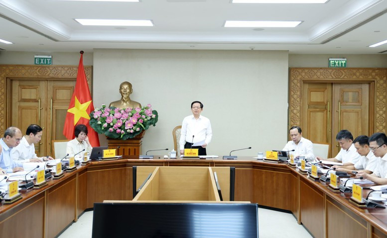 Phó Thủ tướng Hồ Quốc Dũng chủ trì cuộc họp. Dự cuộc họp có Bộ trưởng Bộ Khoa học và Công nghệ (KH&CN) Vũ Hải Quân; Thứ trưởng Bộ Tài chính Nguyễn Thị Bích Ngọc; Phó Chủ nhiệm Văn phòng Chính phủ Đỗ Ngọc Huỳnh; đại diện các bộ, cơ quan liên quan. Ảnh: VGP