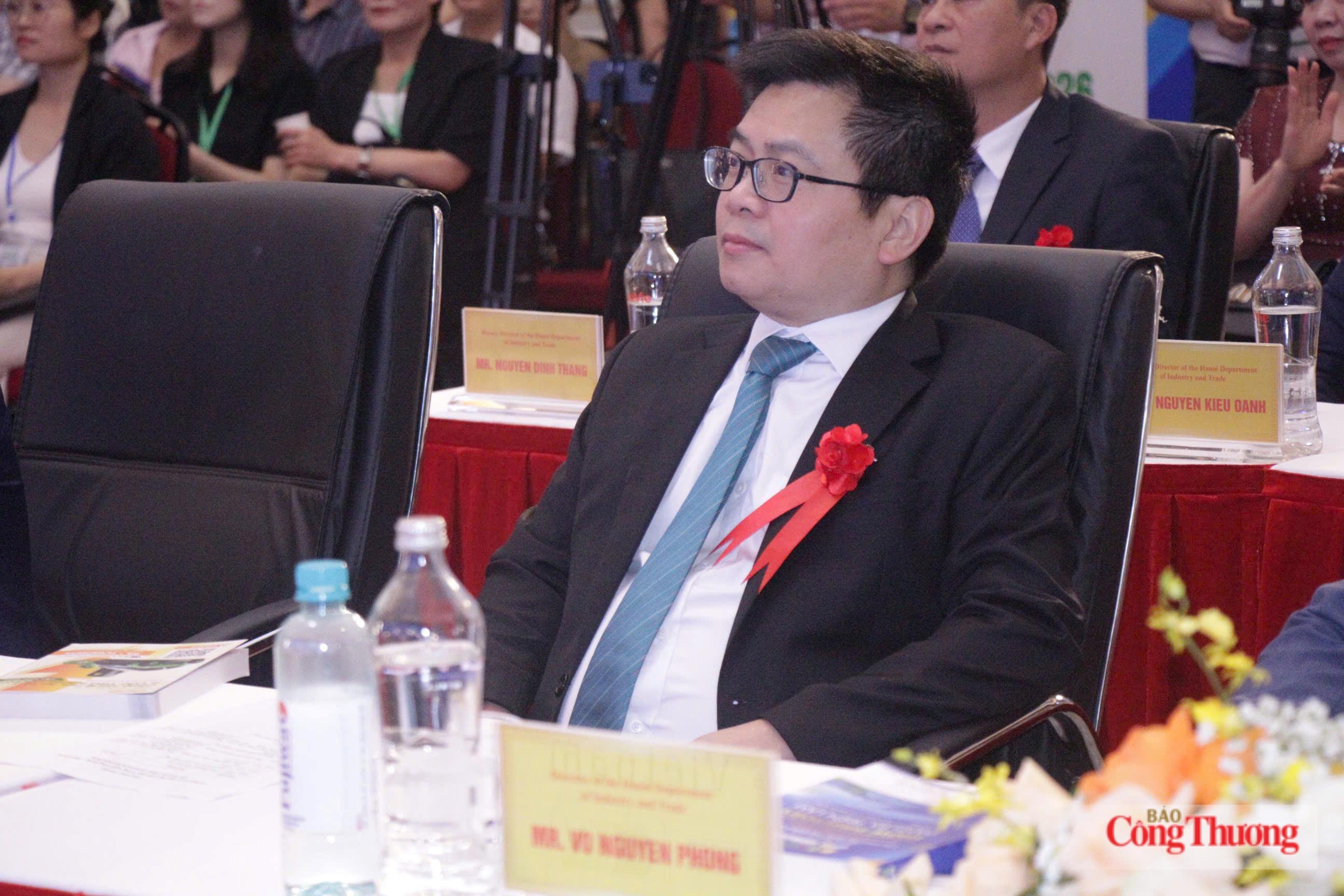 Thứ trưởng Bộ Công Thương Trương Thanh Hoài tham dự lễ khai mạc. Ảnh: P.C