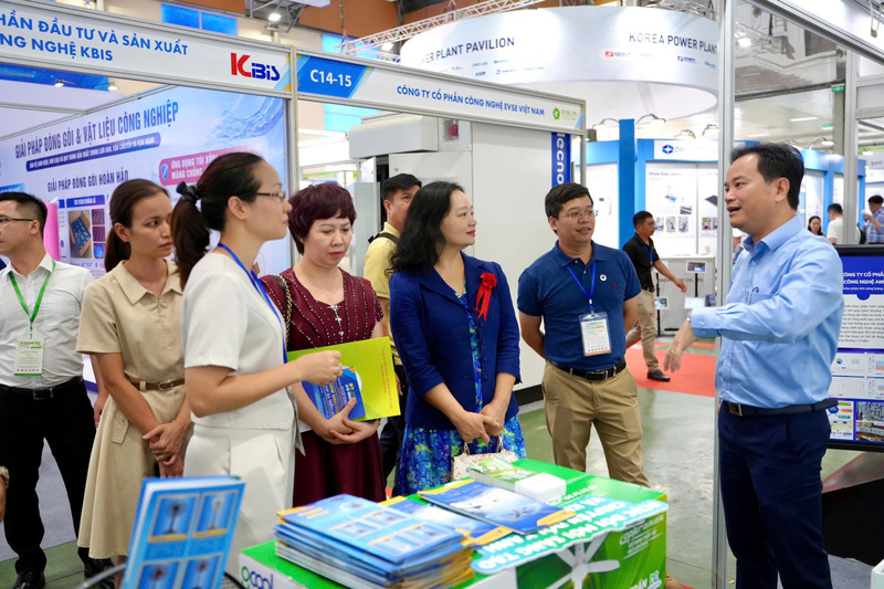 Lãnh đạo Cục ĐCK cùng khách thăm quan Gian hàng xanh ở Triển lãm ENTECH HANOI 2026, được khai mạc sáng 24/6 tại Hà Nội. Ảnh: ĐCK