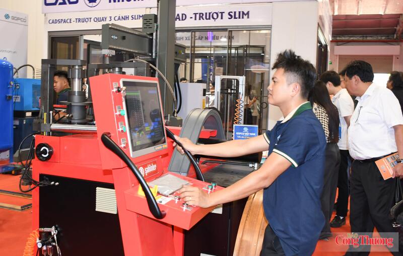 Doanh nghiệp trình diễn công nghệ tại triển lãm. Ảnh: Thanh Minh.