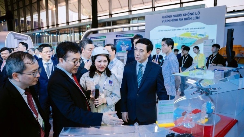 Chị Trương Thị Thu Hà cùng ban lãnh đạo BSR báo cáo quá trình sản xuất, cung ứng nhiên liệu quốc phòng với Đại tướng Phan Văn Giang - Ủy viên Bộ Chính trị, Bộ trưởng Bộ Quốc phòng. Chị Trương Thị Thu Hà cùng ban lãnh đạo BSR báo cáo quá trình sản xuất, cung ứng nhiên liệu quốc phòng với Đại tướng Phan Văn Giang - Ủy viên Bộ Chính trị, Bộ trưởng Bộ Quốc phòng.