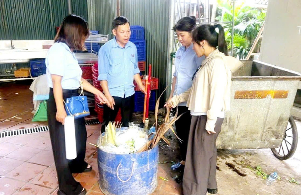 Cán bộ Công ty Môi trường Đô thị Hải Phòng “Đến từng ngõ, gõ từng nhà” để hướng dẫn người dân phân loại rác tại nguồn, chung tay xây dựng đô thị xanh - sạch - đẹp. 3.jpg