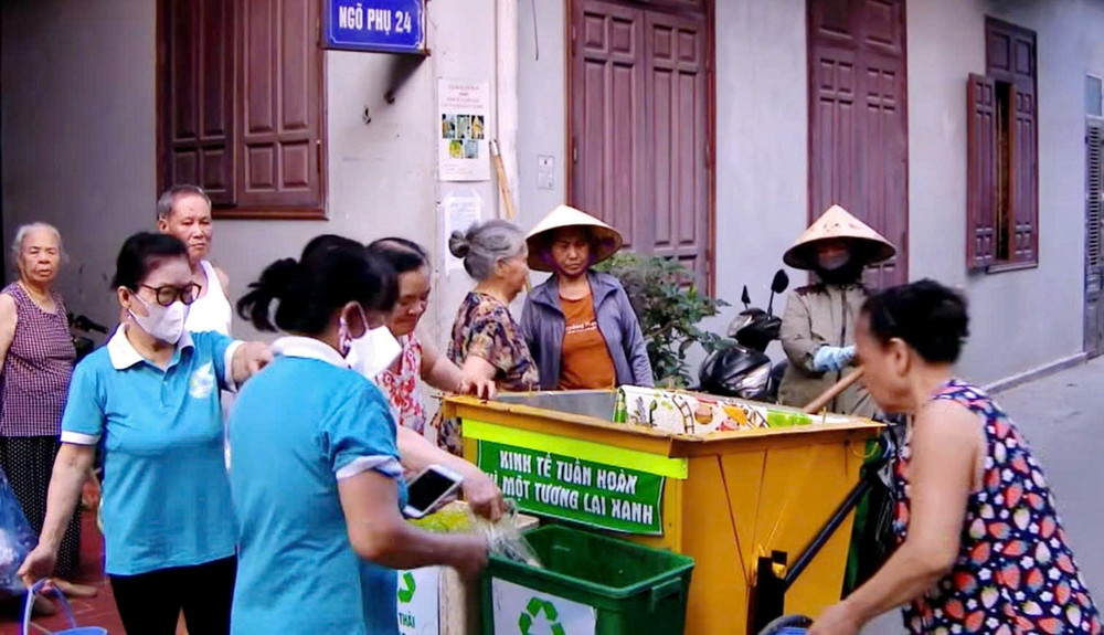Khi tiếng nhạc êm ái vang lên thay cho tiếng kẻng quen thuộc, người dân đô thị đồng loạt mang rác đã phân loại ra xe thu gom đúng giờ quy định. 2.jpg