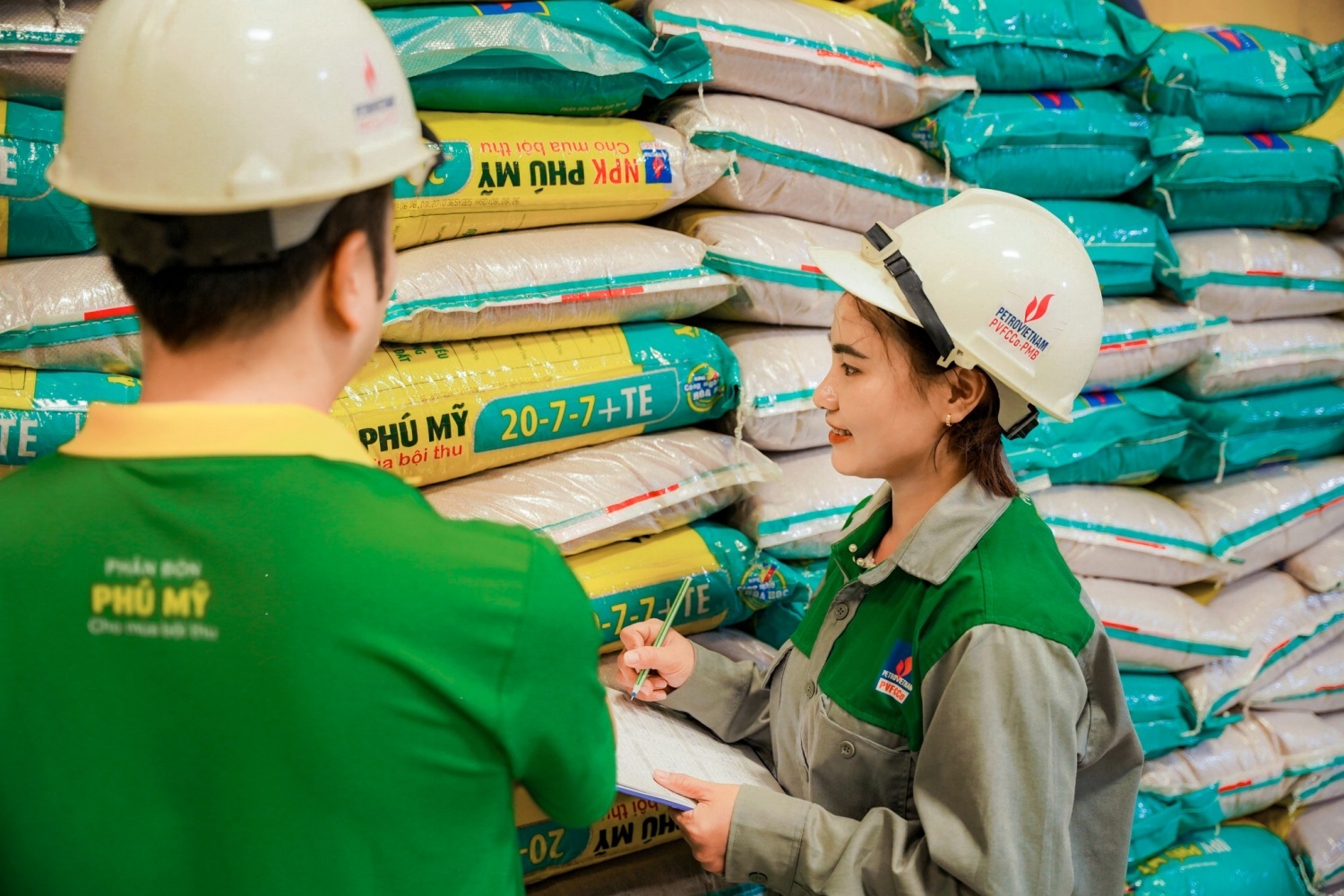 Xây dựng, phát triển đội ngũ cán bộ nữ vững mạnh tiếp tục là một trong những yêu cầu cấp thiết nhằm đáp ứng mục tiêu phát triển trong thời kỳ mới của Petrovietnam. Xây dựng, phát triển đội ngũ cán bộ nữ vững mạnh tiếp tục là một trong những yêu cầu cấp thiết nhằm đáp ứng mục tiêu phát triển trong thời kỳ mới của Petrovietnam.