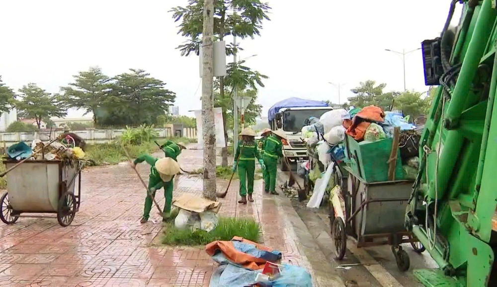 Không quản mưa nắng hay đêm ngày, những công nhân môi trường vẫn luôn túc trực triển khai công việc vì một Hải Phòng sáng, xanh, sạch, đẹp. 1.jpg