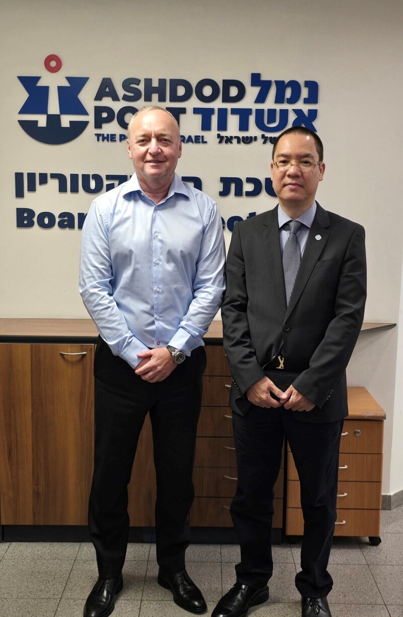 Ông Lê Thái Hòa, Tham tán Thương mại phụ trách Thương vụ - Đại sứ quán Việt Nam tại Israel làm việc với Chủ tịch Cơ quan quản lý cảng Ashdod.