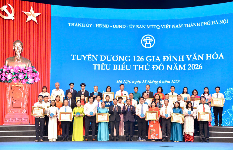 126 gia đình văn hóa tiêu biểu đại diện cho 126 xã, phường trên địa bàn thành phố Hà Nội được tuyên dương. Ảnh: H.N