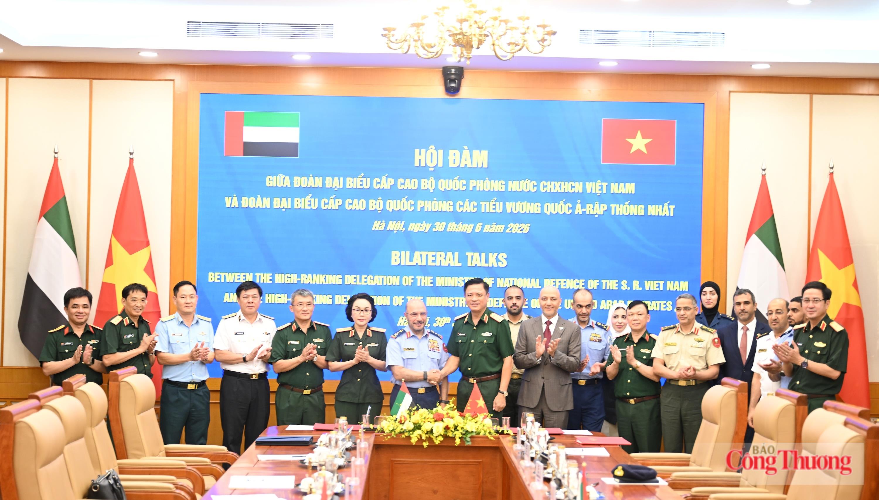 Trung tướng Ibrahim Nasser Mohammed Al Alawi bày tỏ mong muốn trong thời gian tới, hai bên sẽ phối hợp thúc đẩy các nội dung hợp tác đã được thống nhất. Ảnh: Nguyên Khánh.