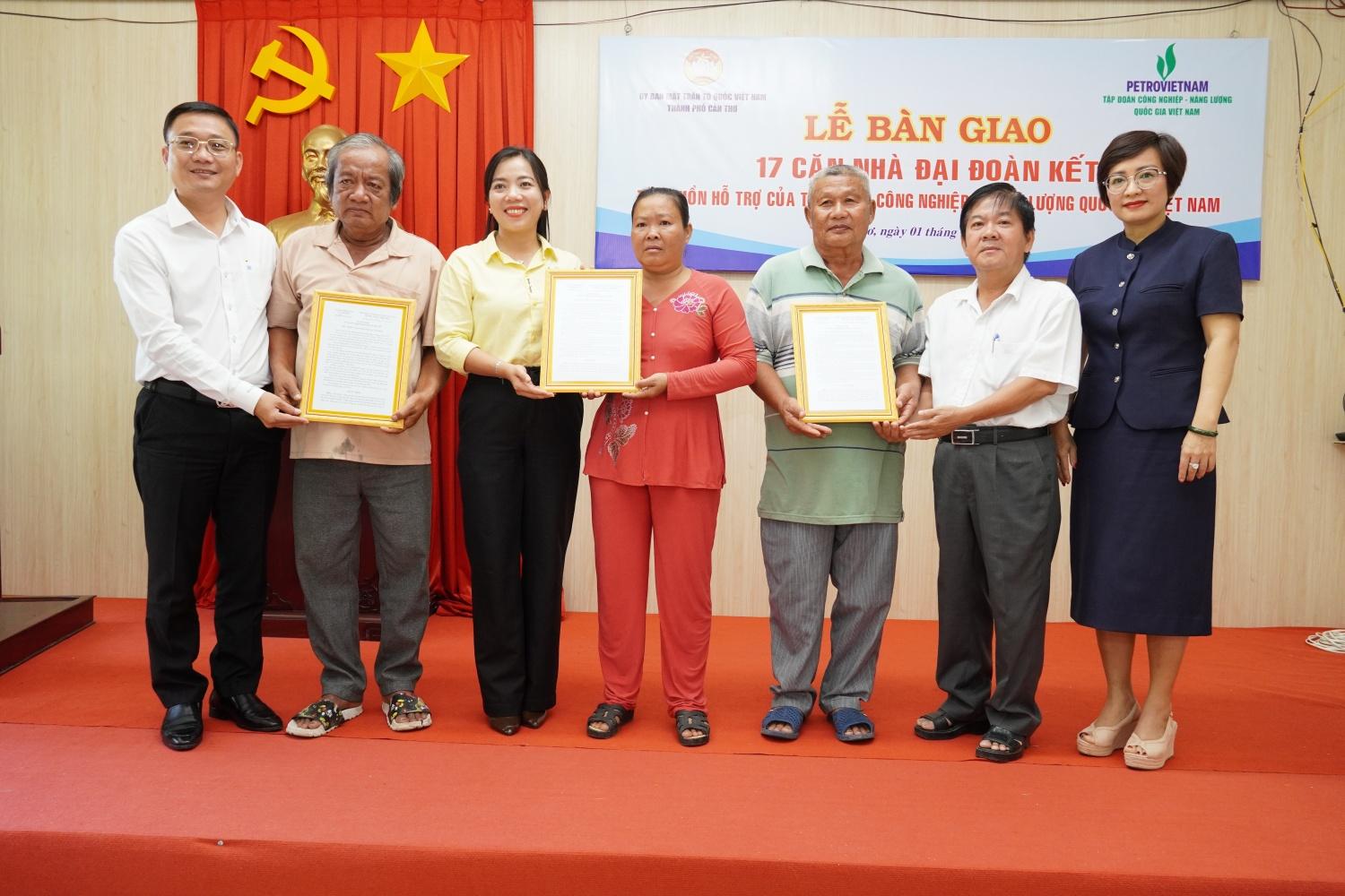 Petrovietnam hỗ trợ xây dựng, bàn giao 17 căn nhà Đại đoàn kết tại thành phố Cần Thơ Petrovietnam hỗ trợ xây dựng, bàn giao 17 căn nhà Đại đoàn kết tại thành phố Cần Thơ