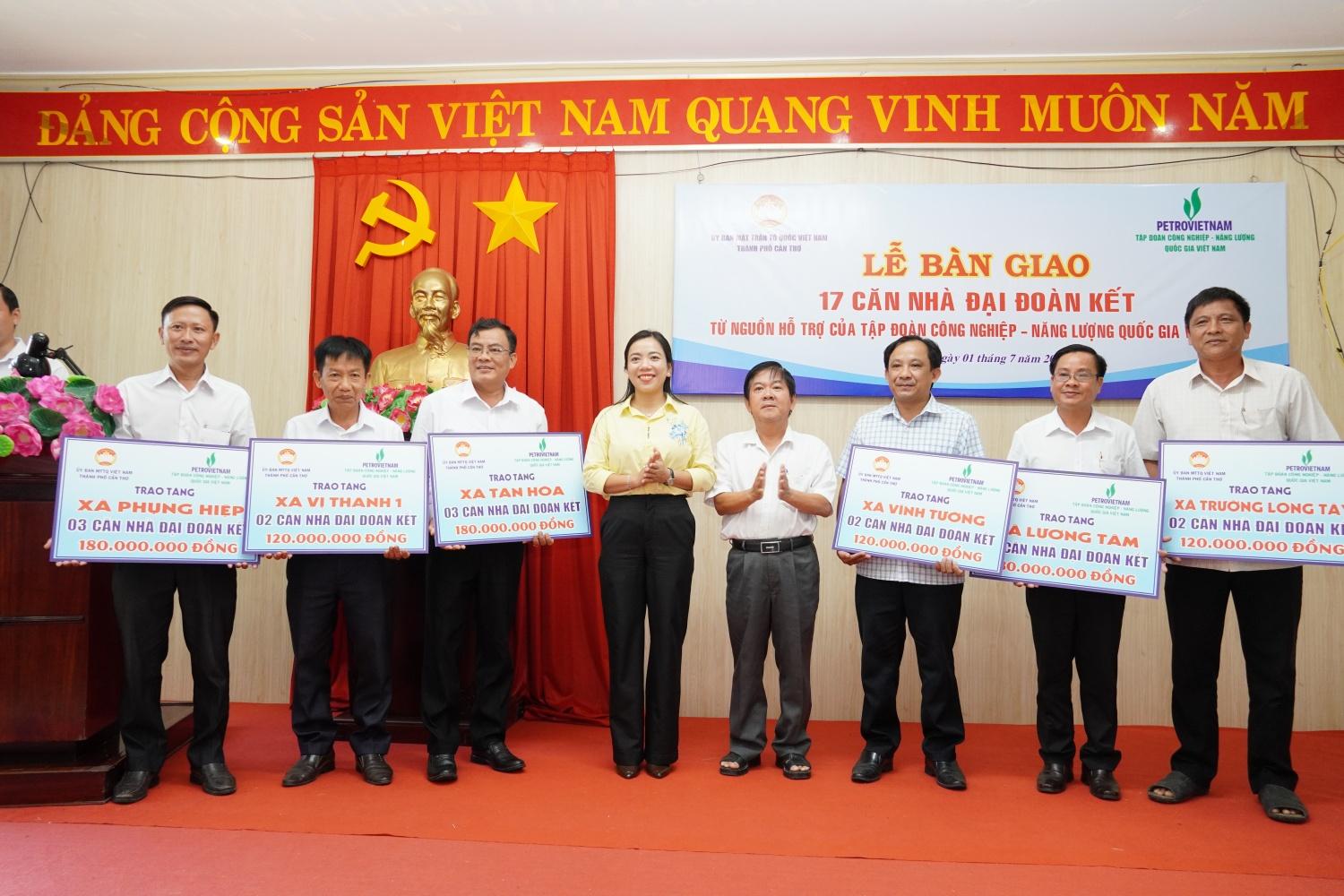 Petrovietnam hỗ trợ xây dựng, bàn giao 17 căn nhà Đại đoàn kết tại thành phố Cần Thơ Petrovietnam hỗ trợ xây dựng, bàn giao 17 căn nhà Đại đoàn kết tại thành phố Cần Thơ