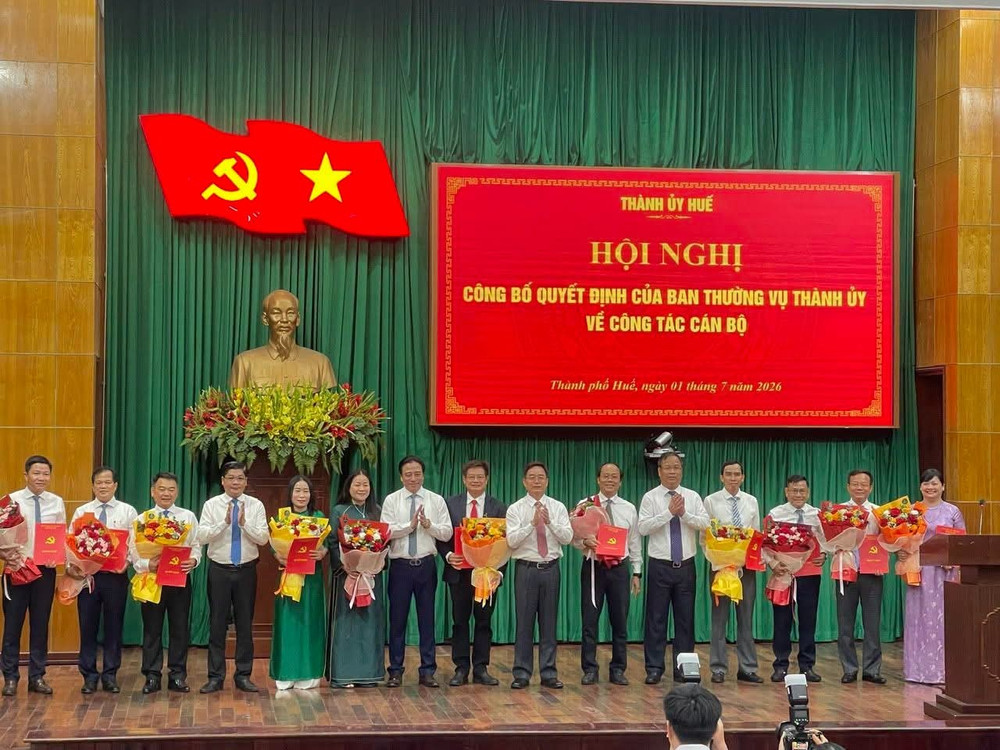 Thường trực Thành ủy Huế, tặng hoa chúc mừng các đồng chí đã được bổ nhiệm. 1000116814.jpg