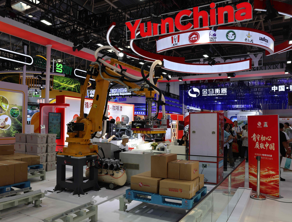 Một nhà triển lãm trình diễn hoạt động robot xếp chồng hàng trong ngày mở cửa công khai đầu tiên của Triển lãm Chuỗi cung ứng quốc tế Trung Quốc lần thứ tư tại Bắc Kinh, ngày 25/6. Ảnh: People's Daily Online/Liu Shihao Một nhà triển lãm trình diễn hoạt động robot xếp chồng hàng trong ngày mở cửa công khai đầu tiên của Triển lãm Chuỗi cung ứng quốc tế Trung Quốc lần thứ tư tại Bắc Kinh, ngày 25/6. Ảnh: People's Daily Online/Liu Shihao
