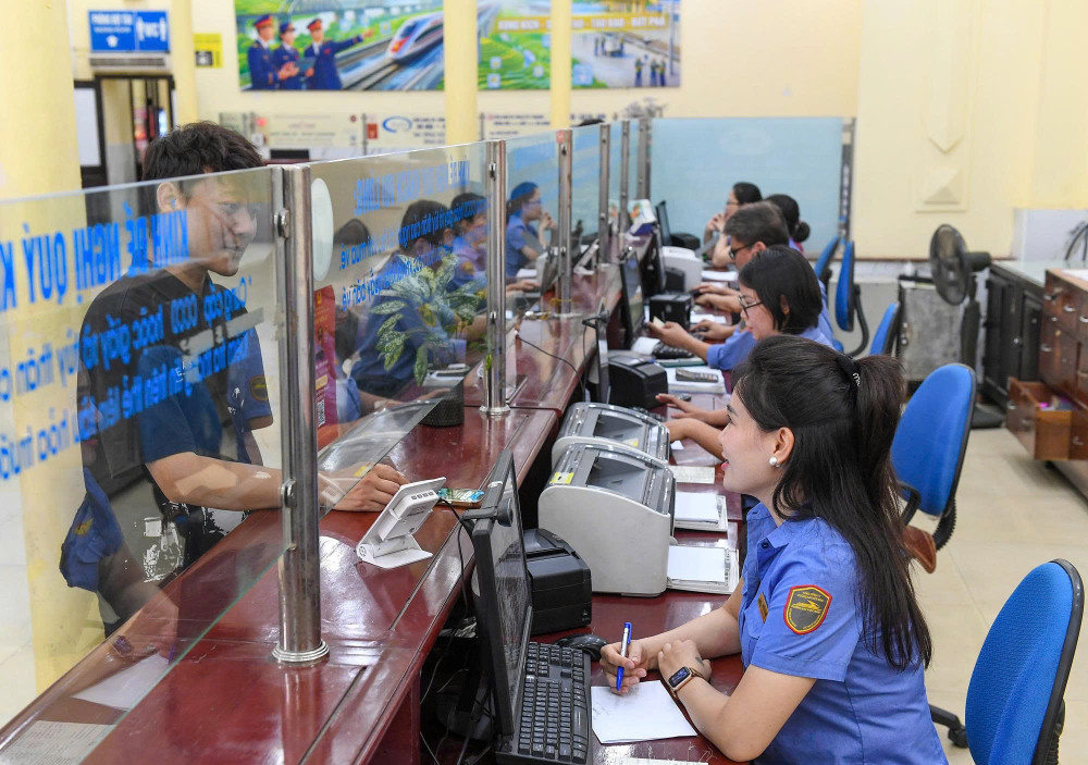 Ngành đường sắt thực hiện giảm 10% giá vé đối với các đoàn tàu khách Bắc - Nam. Ảnh: TL. ban-ve-tau.jpg
