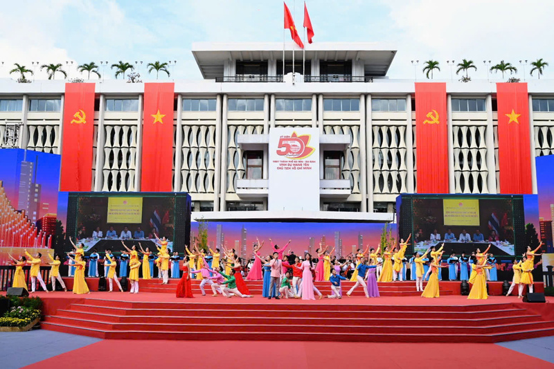 Lễ kỷ niệm 50 năm Ngày Thành phố Sài Gòn - Gia Định vinh dự mang tên Chủ tịch Hồ Chí Minh diễn ra vào sáng nay (2/7) tại Hội trường Thống Nhất. Ảnh:VGP
