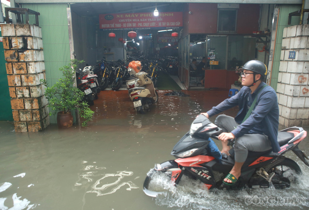 Nước ngập đã tràn vào nhiều nhà dân. clo_br_6r4a1044.jpg