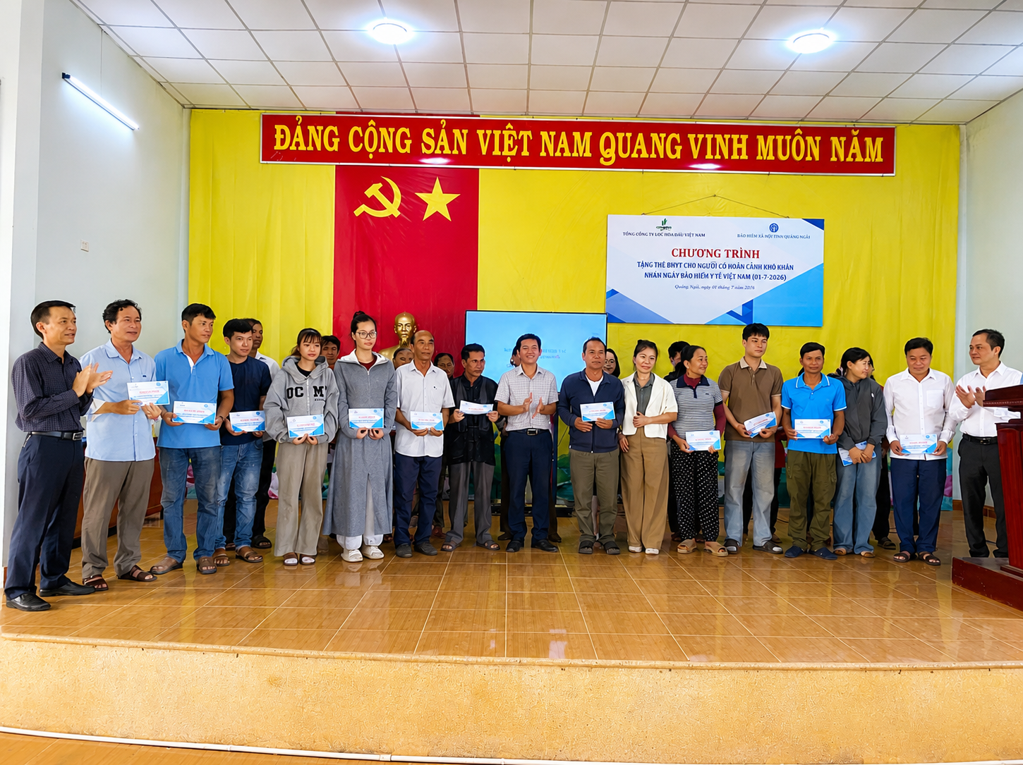 BSR tặng hàng trăm thẻ BHYT cho người nghèo quanh NMLD Dung Quất BSR tặng hàng trăm thẻ BHYT cho người nghèo quanh NMLD Dung Quất