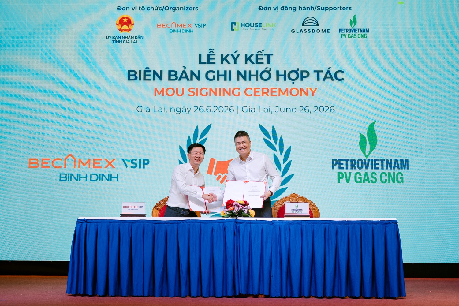 Ông Nguyễn Văn Lăng - Tổng Giám đốc Becamex VSIP Bình Định và ông Vũ Duy Đông - Giám đốc PV GAS CNG ký kết MOU Ông Nguyễn Văn Lăng - Tổng Giám đốc Becamex VSIP Bình Định và ông Vũ Duy Đông - Giám đốc PV GAS CNG ký kết MOU