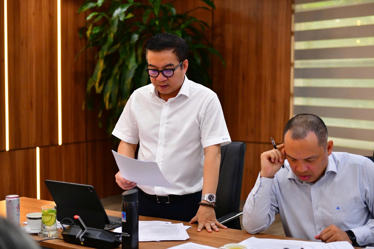 Đồng chí Nguyễn Việt Thắng - Phó Bí thư Đảng ủy, Thành viên Hội đồng quản trị, Tổng Giám đốc BSR trình bày báo cáo sơ lược kết quả SXKD của BSR 6 tháng đầu năm 2026 Đồng chí Nguyễn Việt Thắng - Phó Bí thư Đảng ủy, Thành viên Hội đồng quản trị, Tổng Giám đốc BSR trình bày báo cáo sơ lược kết quả SXKD của BSR 6 tháng đầu năm 2026