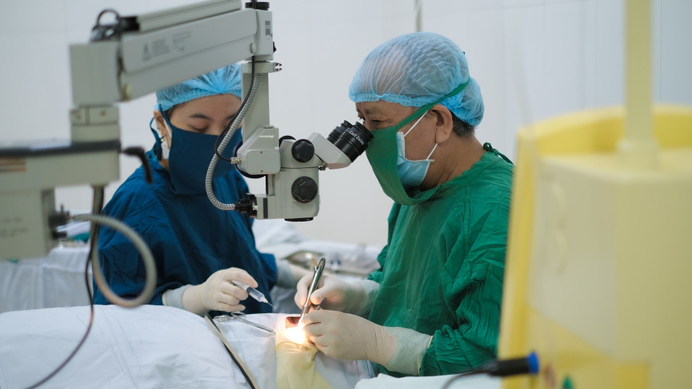 Ê-kíp bác sĩ Bệnh viện Mắt Nam Quảng Trị thực hiện phẫu thuật nhãn khoa chuyên sâu. anh-4-8.jpg
