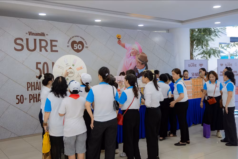 Gian hàng Vinamilk và Vinamilk Sure thu hút đông đảo người tham dự Lễ mít tinh hưởng ứng Ngày Gia đình Việt Nam tại Huế (Ảnh: VN). Gian hàng Vinamilk và Vinamilk Sure thu hút đông đảo người tham dự Lễ mít tinh hưởng ứng Ngày Gia đình Việt Nam tại Huế (Ảnh: VN).